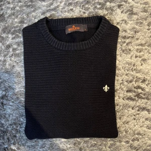 Morris Stickad tröja marinblå  - Snygg tröja från Morris || storlek: L passar M || fint skick förutom några anmärkningar, därav pris 