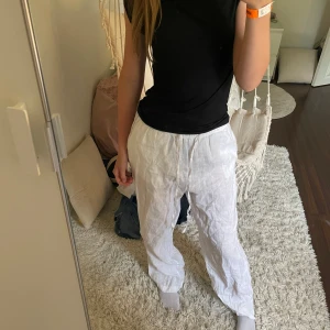Vita linnebyxor  - Säljer ett par vita linnebyxor från H&M i storlek S. Byxorna har elastisk midja med snörning och är tillverkade i tunt, luftigt linne. Perfekta för varma dagar och har en avslappnad, loose passform. Aldrig använda men skulle behöva strykas💗