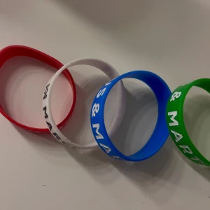 Färgglada Marcus & Martinus armband - Armbanden finns i blått, vitt, röd, grön. hör av er vid intresse! 