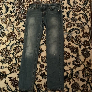  Levis jeans - Riktigt fräscha Levi’s jeans. Säljer pga att de ej passar längre. Ett lagat hål som du kan se på sista bilden.  511 W28 L30 Pris kan diskuteras. Stäl gärna frågor😃