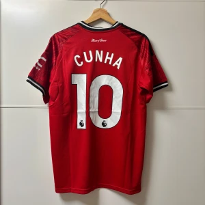 Cunha Man United fotbollströja - Manchester United fotbollströja i nyskick med Cunha på ryggen. Storlek M