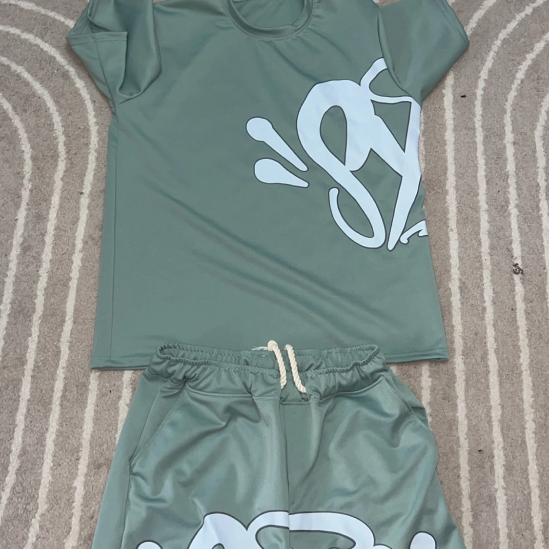 Gröna syna world shorts och t shirt med snörning och tryck