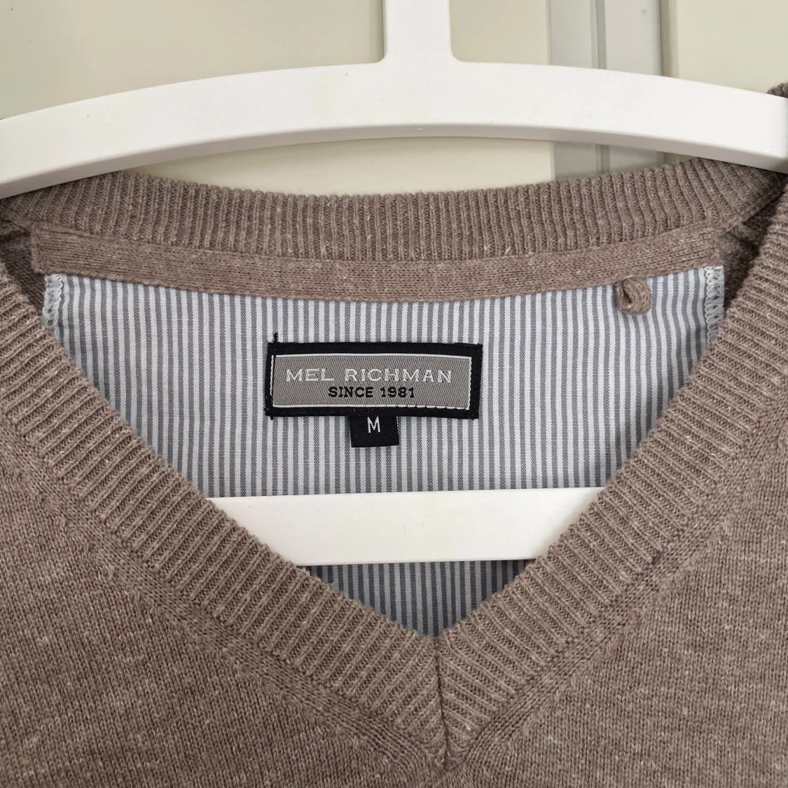 Beige v-ringad tröja Mel Richman - 1