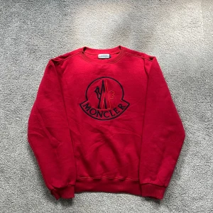 Moncler tröja - Tja, säljer denna feta Moncler tröjan i superskick‼️🔥Storlek = L-XL. Nypris 3000-5000kr. Frågor? Hör av dig 🤙 