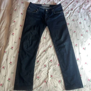 Jacob Cohën jeans - Snygga mörkblå jeans från Jacob Cohën, modell Type 622. Klassisk femficksdesign, raka ben och silverfärgade knappar. Jeansen är i ett mjukt denimtyg och har broderad text på insidan av gylfen. Perfekta för en stilren look. OBS jeansen är små i midjan och passar där med w30 och w31 bättre.