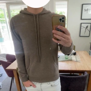 John Henric Kashmir Hoodie - Säljer en otroligt fin Kashmir hoodie från John Henric. Nypriset på tröjan är 2 500kr, mitt pris är endast 999!! Storleken är S och skicket är 8,5/10, tröjan har lite små defekter som varken syns eller märks av! Hör av er vid frågor och funderingar!