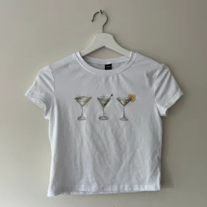 Vit T-shirt  - Säljer denna coola och trendiga toppen från shein som är använd 2 ggr 💕 lite cropped i modellen och passar även xs 🫶