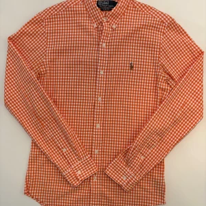 Ralph Lauren Skjorta - Säljer min ruskigt snygga Ralph Lauren skjorta! Skicket är mycket bra och är perfekt för en unik stil nu till sommaren. Strl är S i Slim fit. Hör av er vid frågor.