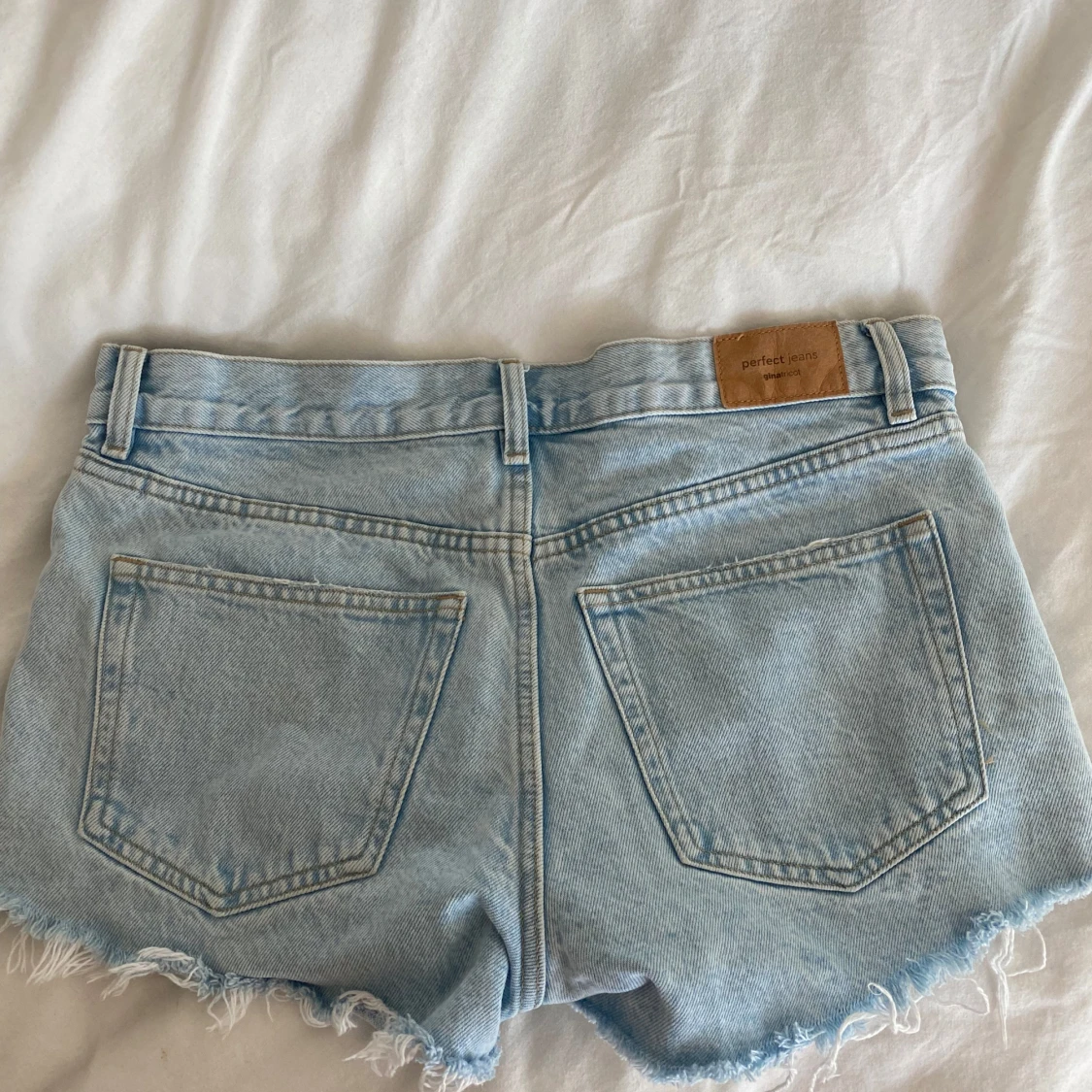 Ljusblå jeansshorts med pärlor - 1