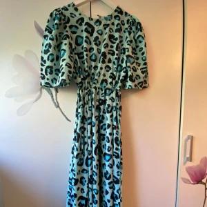 Långklänning - Använt två gånger bara, Ny annars. S-xs