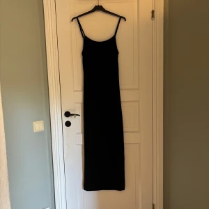 Svart långklänning från SHEIN  - Svart långklänning från SHEIN i storlek XS. En skims-liknande klänning. Klänningen har ljusterbara band. 
