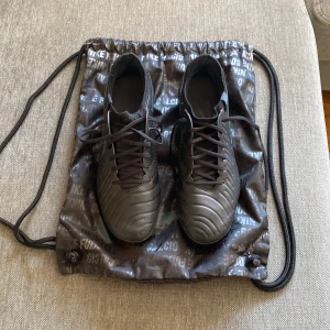 Nike svarta fotbollsskor Tiempo - Svarta tiempo fotbollskor elite. AG dobbar. Nypris 2000. Använda 3 gånger. Säljer för att dom var för små.
