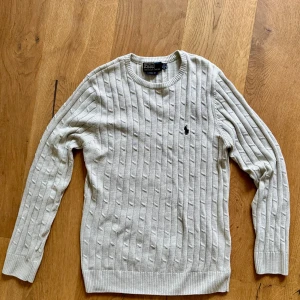 Ralph lauren tröja - Säljer en ljusgrå ralph lauren tröja som knappt är använd för endast 349kr, skriv för fler bilder eller om du har några frågor!