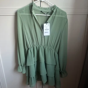 Lånarnad klänning - Super söt klänning som är väldigt luftig så blir inte för varmt på sommaren🥹💖