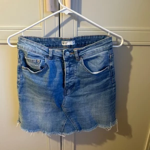Blå jeanskjol med fransig kant - Snygg blå jeanskjol från Gina Tricot💖💖