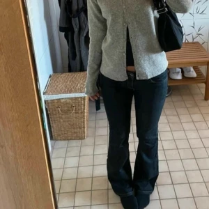 Mörkblå bootcut jeans Dream Jeans MAC - Snygga mörkblå bootcut jeans från Dream Jeans by MAC. Klassisk femficksmodell med normal passform och lätt utsvängda ben. Jeansen har midwaist och är tillverkade i mjukt denimtyg som sitter skönt hela dagen. Köpta här på Plick men säljer då dom inte passa. Midjemåttet rakt över är 37 och innerbens längden är 72. 💕