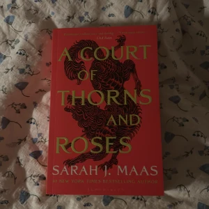 A Court of Thorns and Roses - Populär på booktok, rekommenderar om du gillar fantasy med romans!