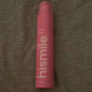Hismile Watermelon Toothpaste - Säljer en rosa tub med Hismile Watermelon Toothpaste. Tandkrämen har smak av vattenmelon och kommer i en snygg, modern förpackning med pump. Perfekt för dig som vill ha en fräsch och unik tandborstningsupplevelse.