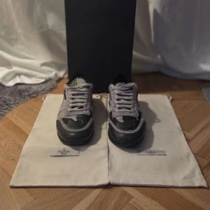Valentino rockrunner - Valentino|🌟🌟|storlek 39,5 passar 40-41| fint skick men har en liten defekt på sulan| kan vara en brännskada| (bild 4). ✅✅✅✅ box dustbag kvitto och kort följer med🤩🤩🤩🤩