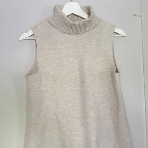 Beige stickad polotopp ärmlös - Säljer en beige stickad polotopp från zara!
