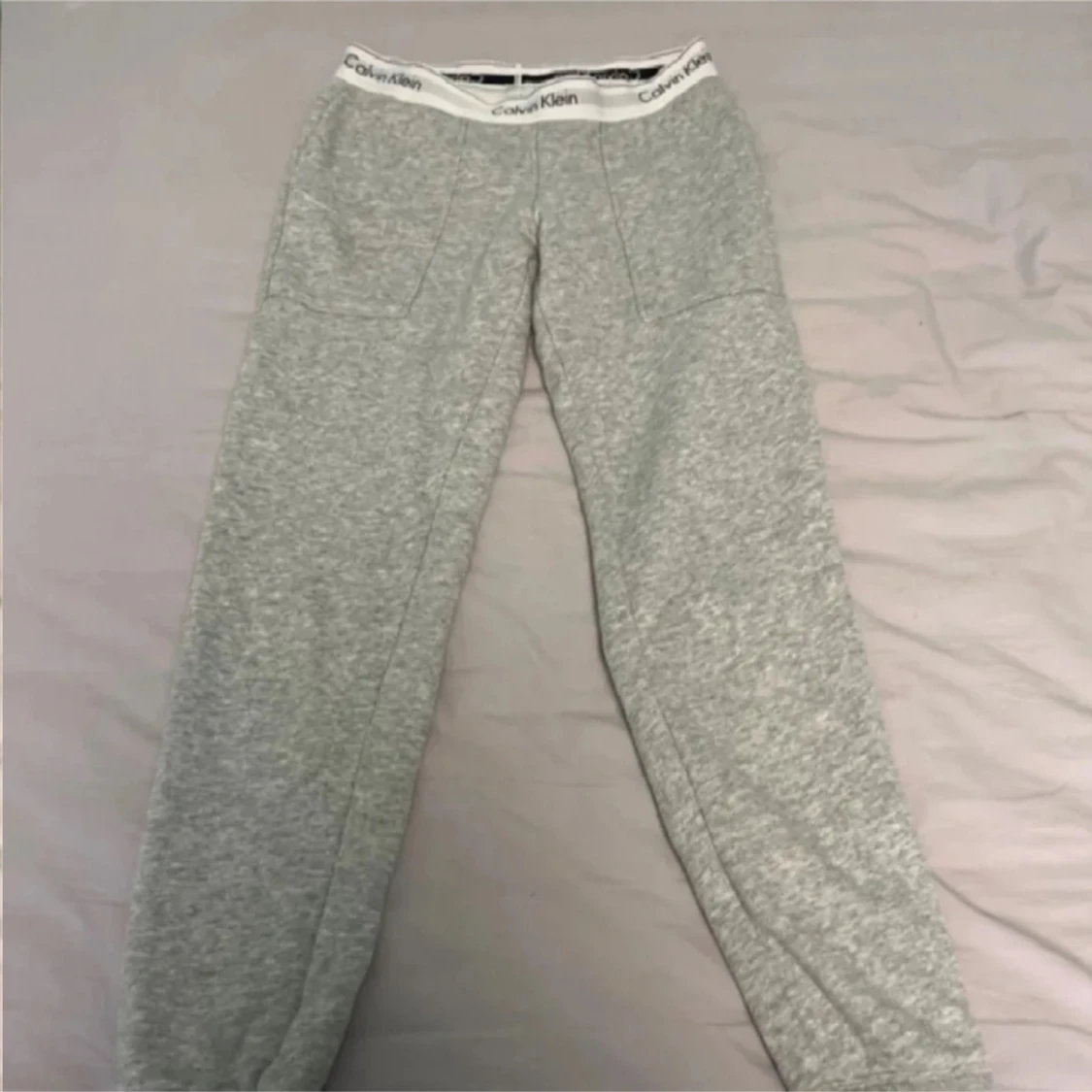 Grå mjukisbyxor från Calvin Klein - 1