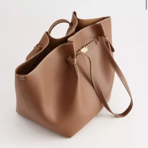 Lindex shopper väska  - Säljer denna jätte snygga väska från Lindex. Perfekt som skolväska och är i toppen skick, men kommer tyvärr inte till användning längre. Skriv vid frågor!❤️