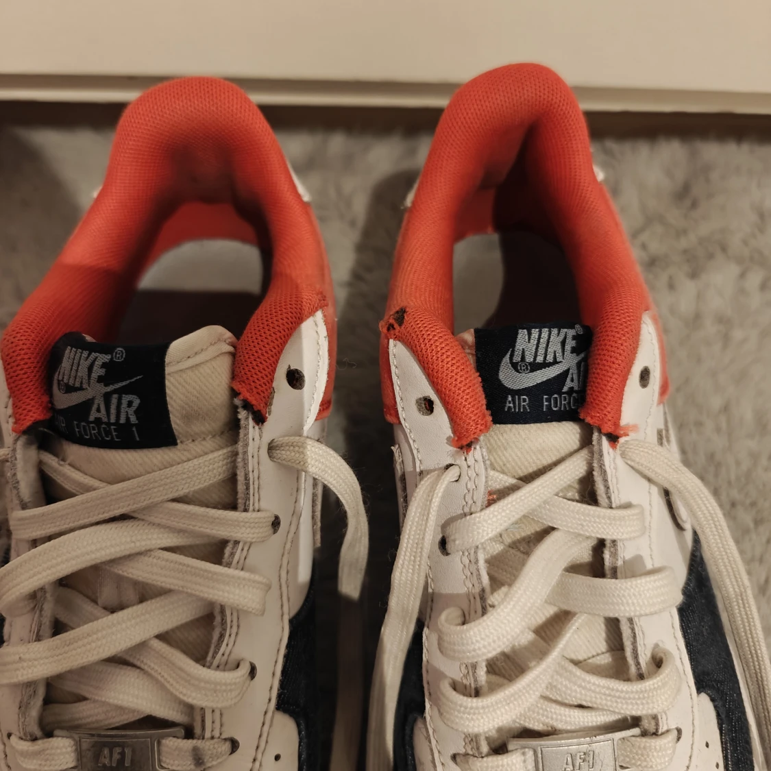 Nike Air Force 1 i vitt, blått och rött - 2