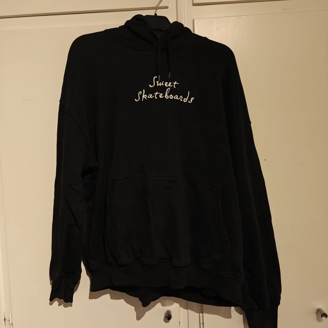 Svart hoodie från Sweet Skateboards