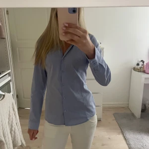 Ljusblå skjorta från Esprit - Säljer en klassisk ljusblå skjorta från Esprit i storlek 38. Skjortan har lång ärm, knappar framtill och en snygg krage. Perfekt för dig som gillar en stilren och enkel look. Materialet känns lätt och bekvämt mot huden.
