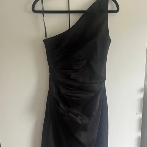 Svart off shoulder klänning - Jätte snygg svart off shoulder klänning. Köptes för länge sedan men var tyvärr för stor. Använts några fåtal gånger men väldigt bra skick. 