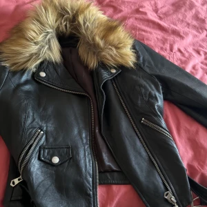 Skinjacka crocker - Säljer en skit snygg skinjacka som inte kommer till användning. Riktig läder med fejk päls köpt från crocker. Köpt för 2300.
