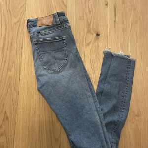 Tiger of Sweden jeans - Feta tiger of sweden jeans i rätt bra skick. Väldigt stilrena och perfekt färg. Storlek: 29/32 Pris: 200