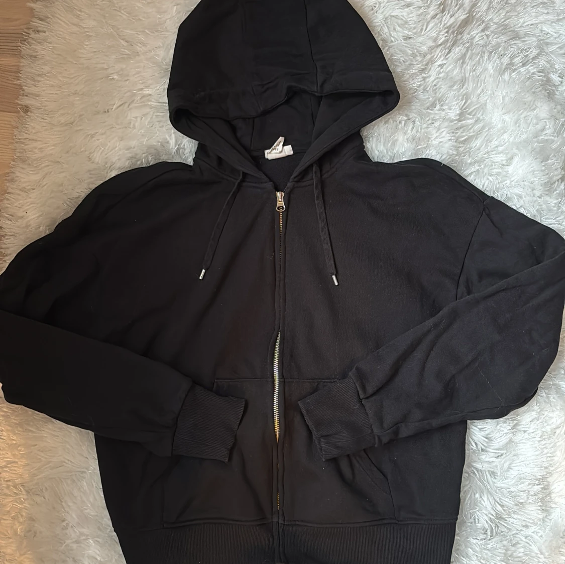 Svart hoodie med dragkedja