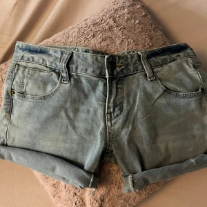 lågmidjade shorts - jätte snygga lågmidjade shorts! Vet ej vilken storlek men skulle gissa på S eller XS!!💞 Har ej använt dom eftersom dom ej passar, luktar lite konstigt när jag köpte dom. Vet ej hur det är när det kommer till tvättning!!💕