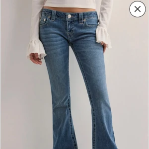 True Religion blå bootcut jeans - Snygga blå jeans från True Religion. Aldrig använt men tog bort prislappen. PRIS KAN DISKUTERAS!!