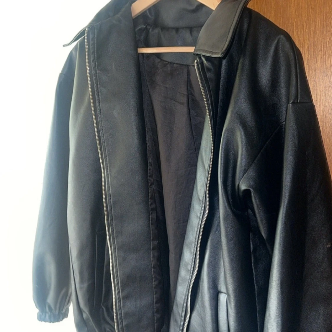 Svart skinnjacka med dragkedja - 1