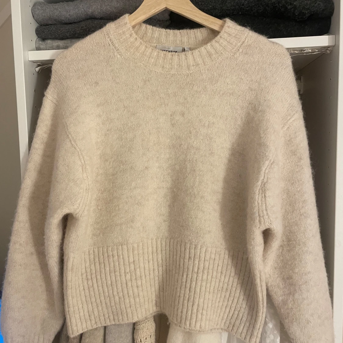 Beige stickad tröja Weekday