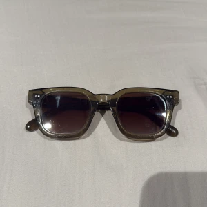 Chimi - Snygga solglasögon från Chimi i modell 04 green.