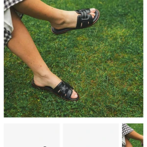 Svarta slip-in sandaler  - Stilrena svarta sandaler i mjukt skinn med öppen tå och platt sula. Slip-in modell med breda remmar i ett snyggt, grafiskt mönster. Perfekta för varma dagar och enkel att matcha med olika outfits. Ny pris är 999kr