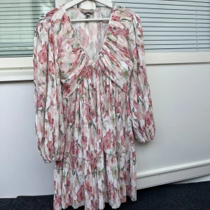 Plisserad klänning - Supersöt klänning i mycket bra skick! Den är i luftigt material💓 Jag är 160!