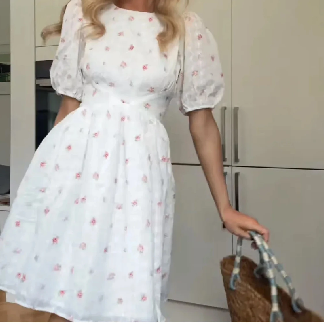 Vit blommig klänning 