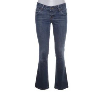  Low waisted bootcut jeans  - Lågmidjade jeans från Lee med klassisk bootcut-passform. Inga defekter, har använts några gånger i storlek 28! Innerbenslängden är 74 och midjemåttet rakt över är 37!!