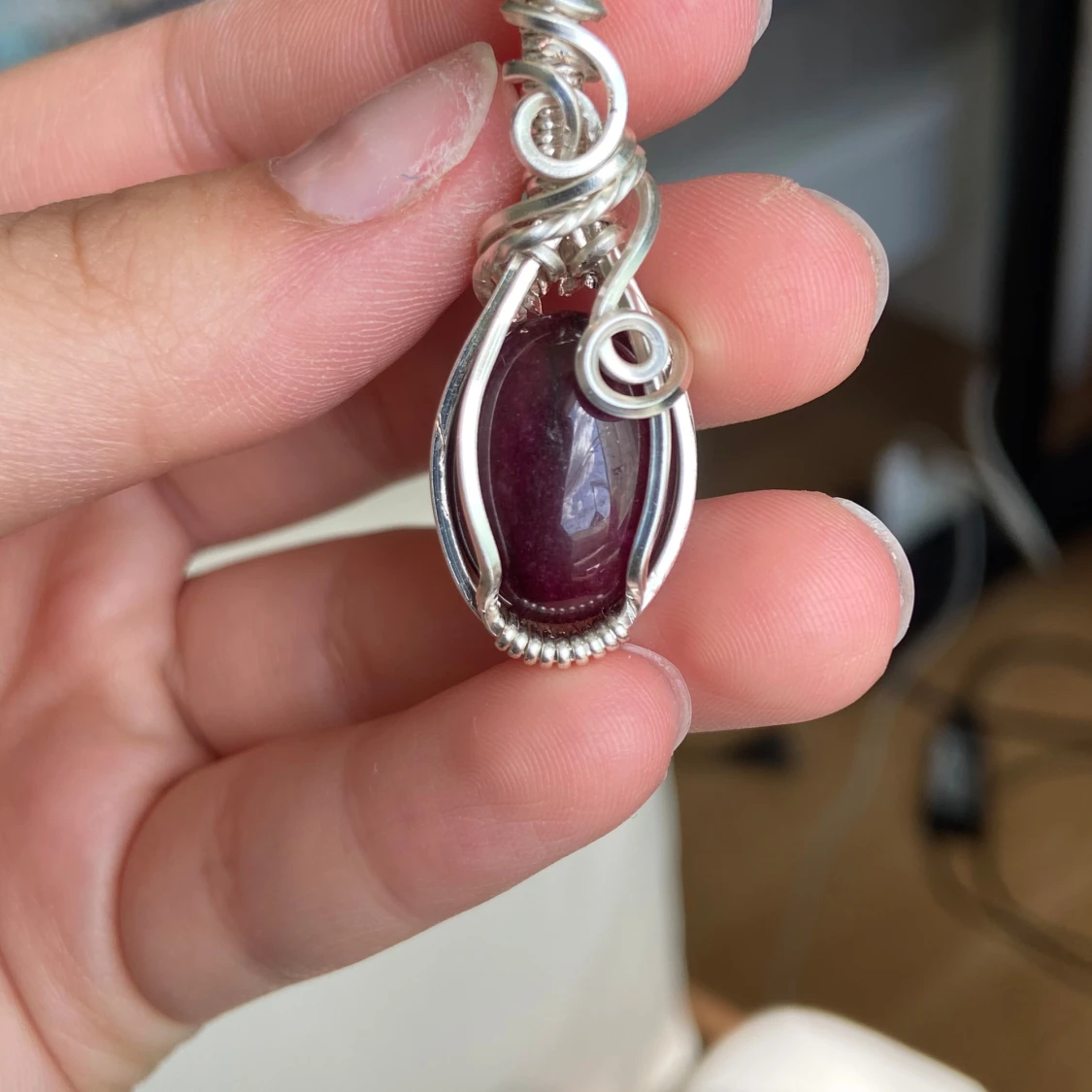 Handgjort halsband med vinröd sten - 2