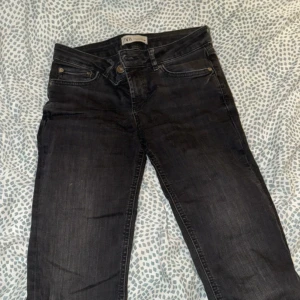 Svarta bootcut jeans från Zara - Snygga svarta bootcut jeans från Zara med klassisk femficksdesign och dragkedja. Jeansen har en något tvättad look. Perfekta till sneakers eller boots för en cool vardagsstil.