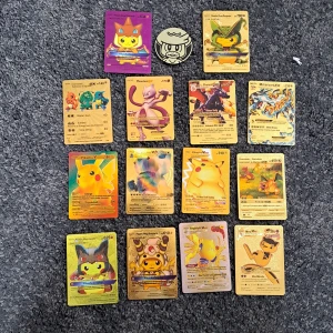 Pokémonkort - Samlaralbum och lösa kort - Stor samling Pokémonkort med både klassiska och nya favoriter! Perfekt för dig som älskar Pokémon, vill byta, samla eller spela. Flera holografiska och specialkort ingår. Passar både nybörjare och erfarna samlare som vill utöka sin samling. Coola guldkort och specialkort. 10 kr per kort 500 kr för hela pärmen med kort. Pärmen utan kort 100kr