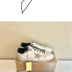 Golden Goose vita sneakers med stjärna - Säljer helt oanvända golden goes skor. Säljer för de inte passade