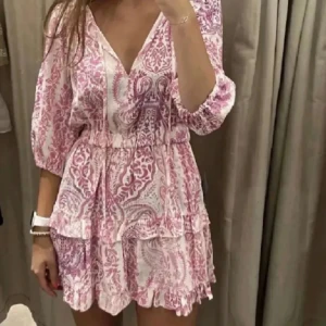 Trendig rosa klänning från Zara  - Jättefin populär klänning från Zara, jättefint rosa och vitt mönster. Den är lite sydd där framme men absolut inget som man tänker på. Storlek M men passar S. Säljer dyrt då den är väldigt trendig men kan gå ner i pris🥰