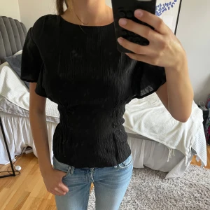 HM blus  - Jätte fina populära blusen från HM. Säljer då den inte kommer till användning längre. Väldigt fint skick. 