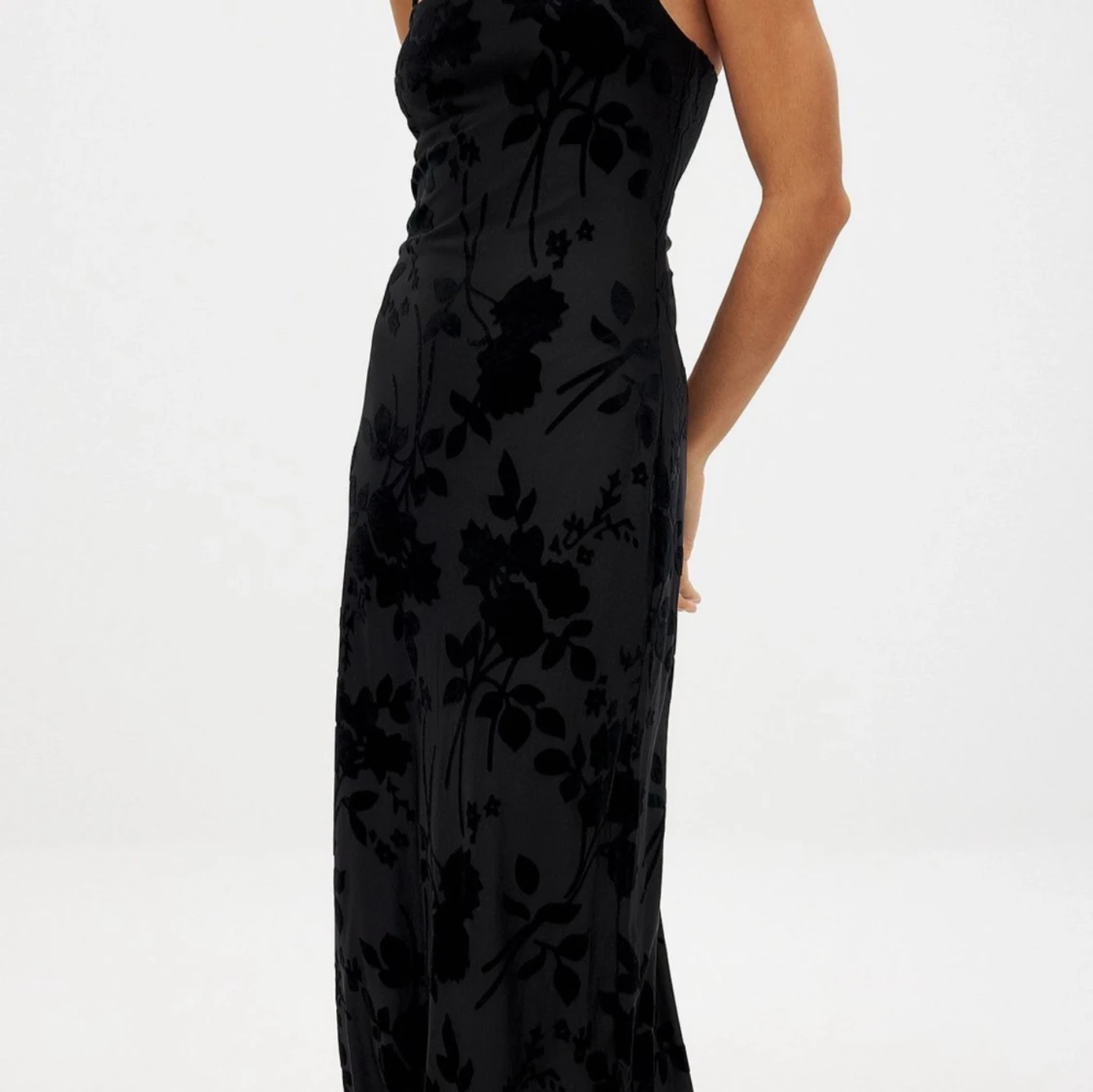 NA-KD Svart blommig långklänning med smala axelband - 3