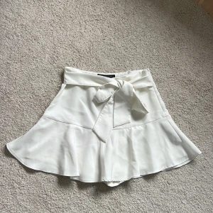 Vit kjol m inbyggda shorts från Zara - Vit kortkjol med inbyggda shorts från Zara i storlek S. Använd några gånger bara så i bra skick.